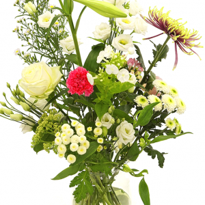 Witte en roze bloemen in glazen melkbus vaas