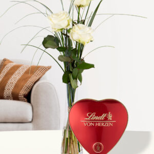Drie witte rozen inclusief glasvaas en Lindt hart