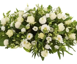 Rouwstuk 75 - 85 - 95 cm. witte rozen en witte bloemen