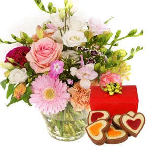 Bloemen met vaas + hartjes chocolade