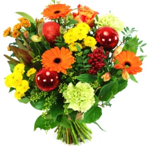 Kerstboeket oranje geel o.a rode kerstballen met o.a rode kerstballen