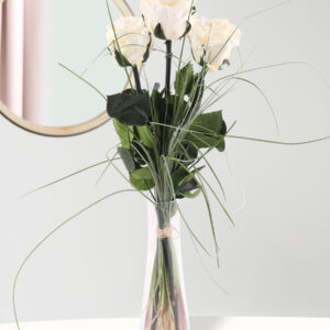 Drie crèmekleurige long life rozen inclusief vaasje