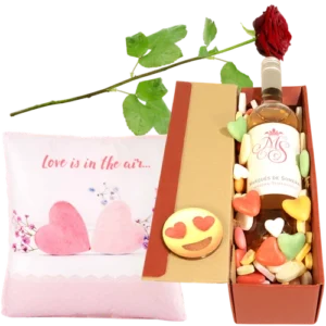 Love is in the air pakket wijn + love kussen + roos