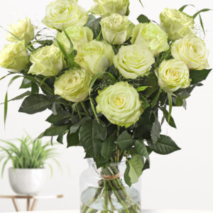 Groen rozenboeket met panicum en eucalyptus