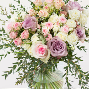 Pastel getinte rozen met eucalyptus