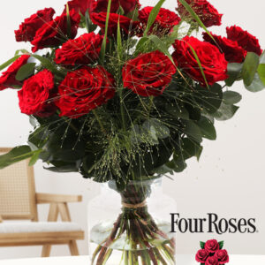 Rood rozenboeket met panicum en eucalyptus