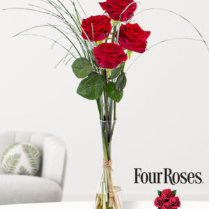 Vier rode rozen, inclusief vaasje