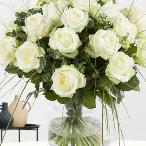 Wit rozenboeket met beregras